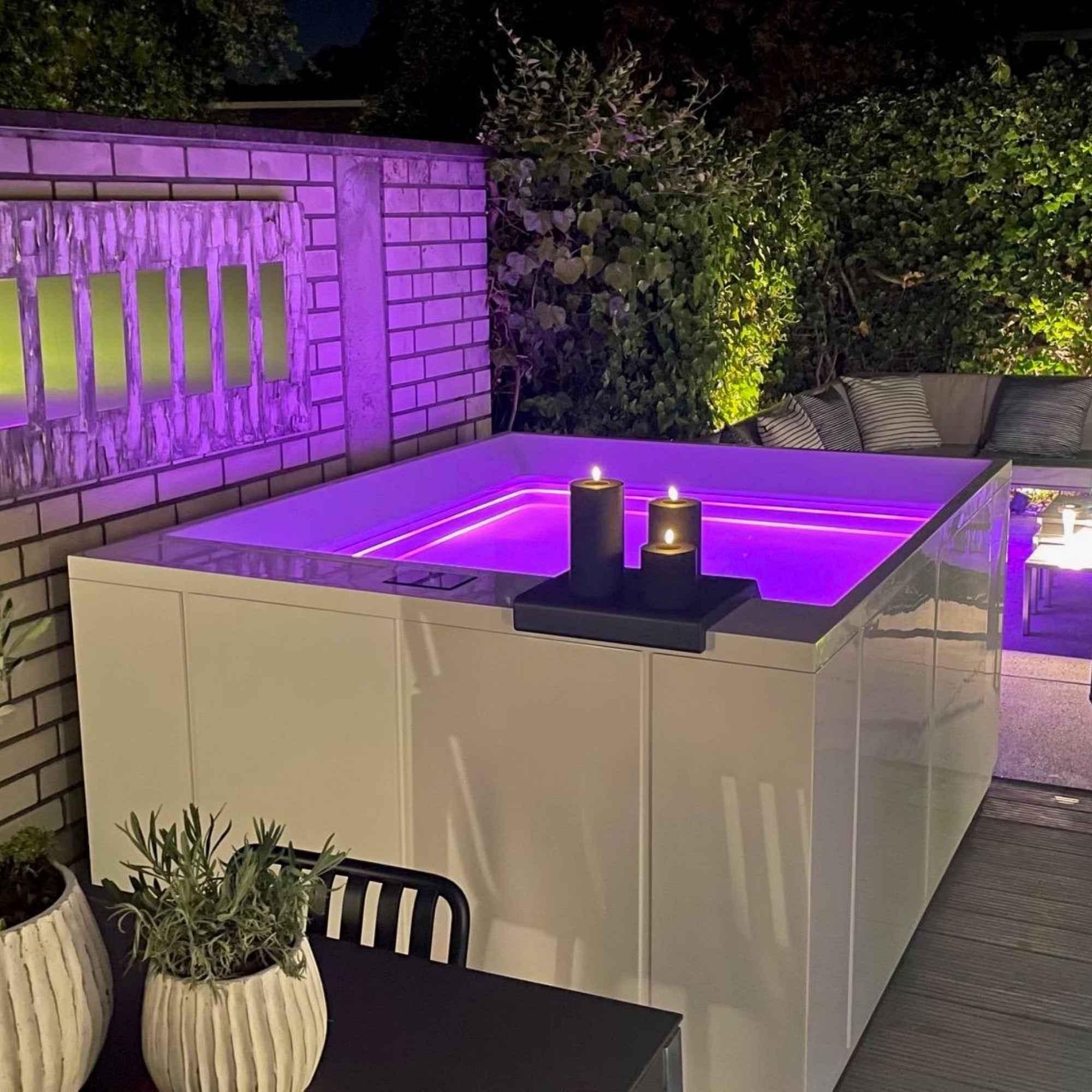 Whirlpool Minimalista von Paolo Ferralli - eleganter Minipool mit weißer Hochglanzverkleidung in moderner Outdoor-Umgebung auf den Balearen