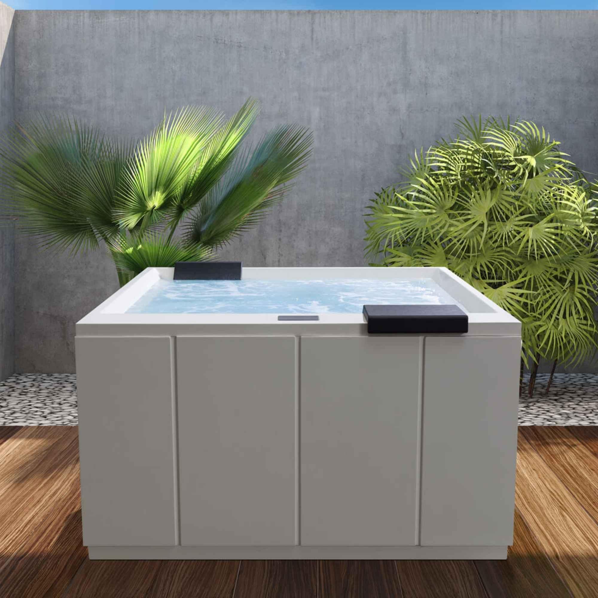 Whirlpool Minimalista von Paolo Ferralli - eleganter Minipool mit weißer Hochglanzverkleidung in moderner Outdoor-Umgebung auf den Balearen