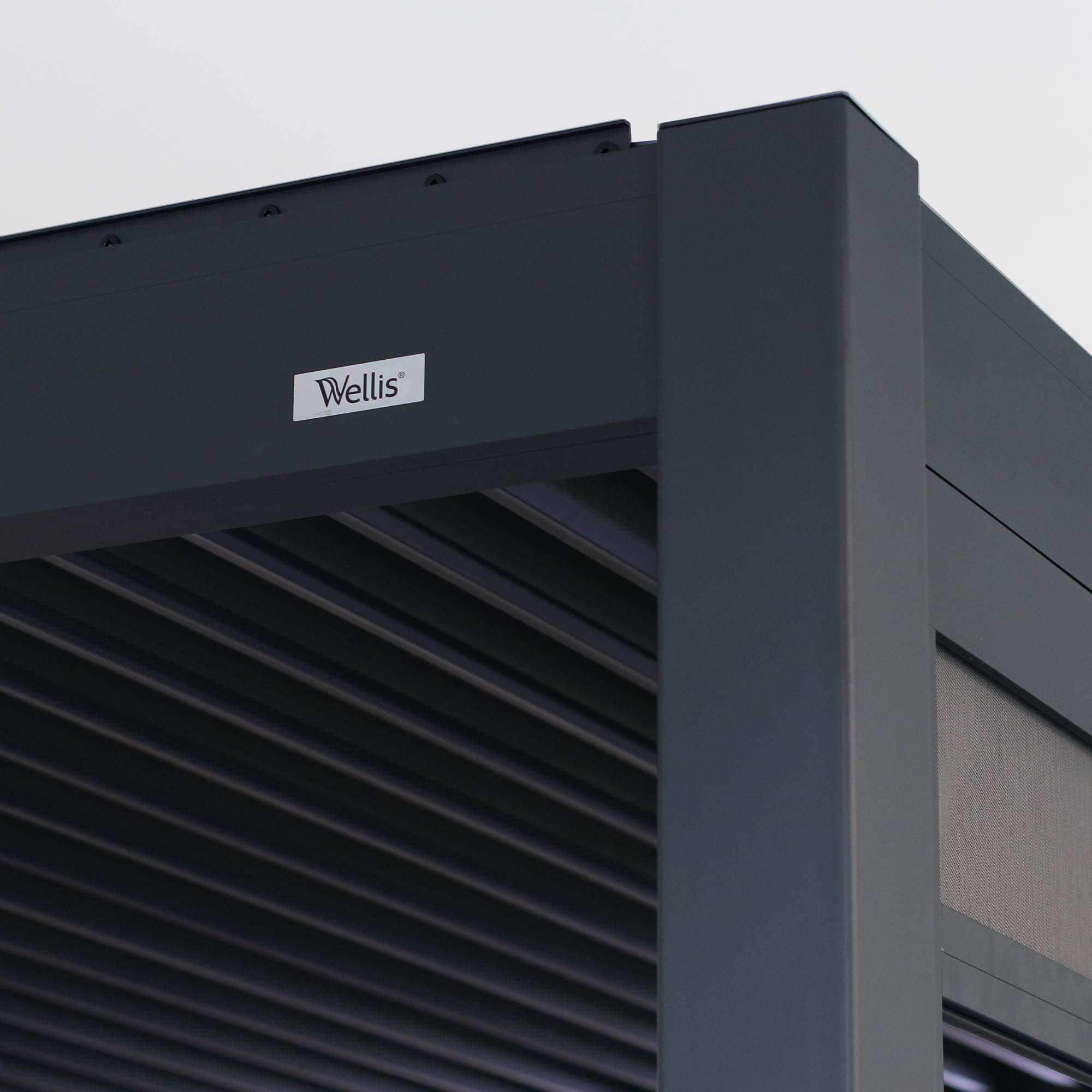 Die Pergola MotionFlex 300 von Wellis verfügt über einen Aluminiumrahmen in Mattanthrazit, elektrische Lamellen, eine integrierte LED-Beleuchtung und eine optionale Seitenbeschattung.