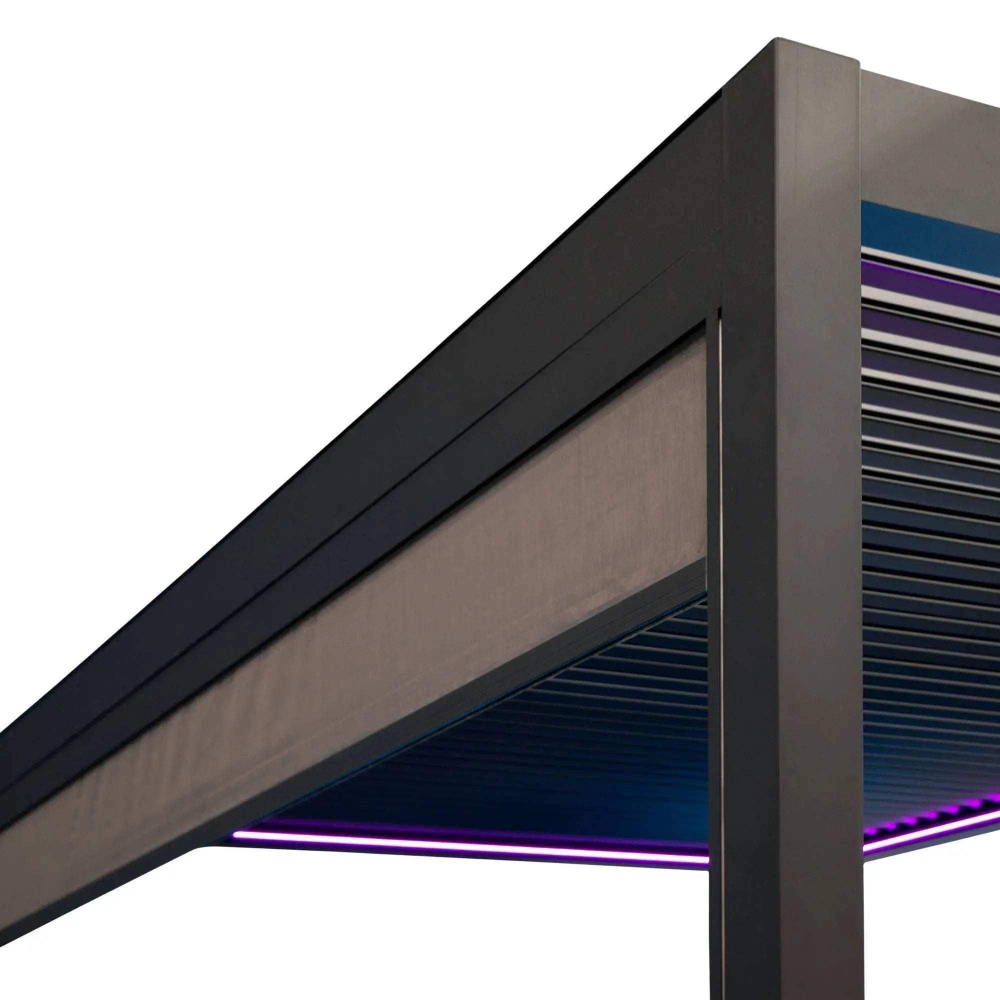 Die Pergola MotionFlex 600 von Wellis verfügt über einen Aluminiumrahmen in Mattanthrazit, elektrische Lamellen, eine integrierte LED-Beleuchtung und eine optionale Seitenbeschattung.