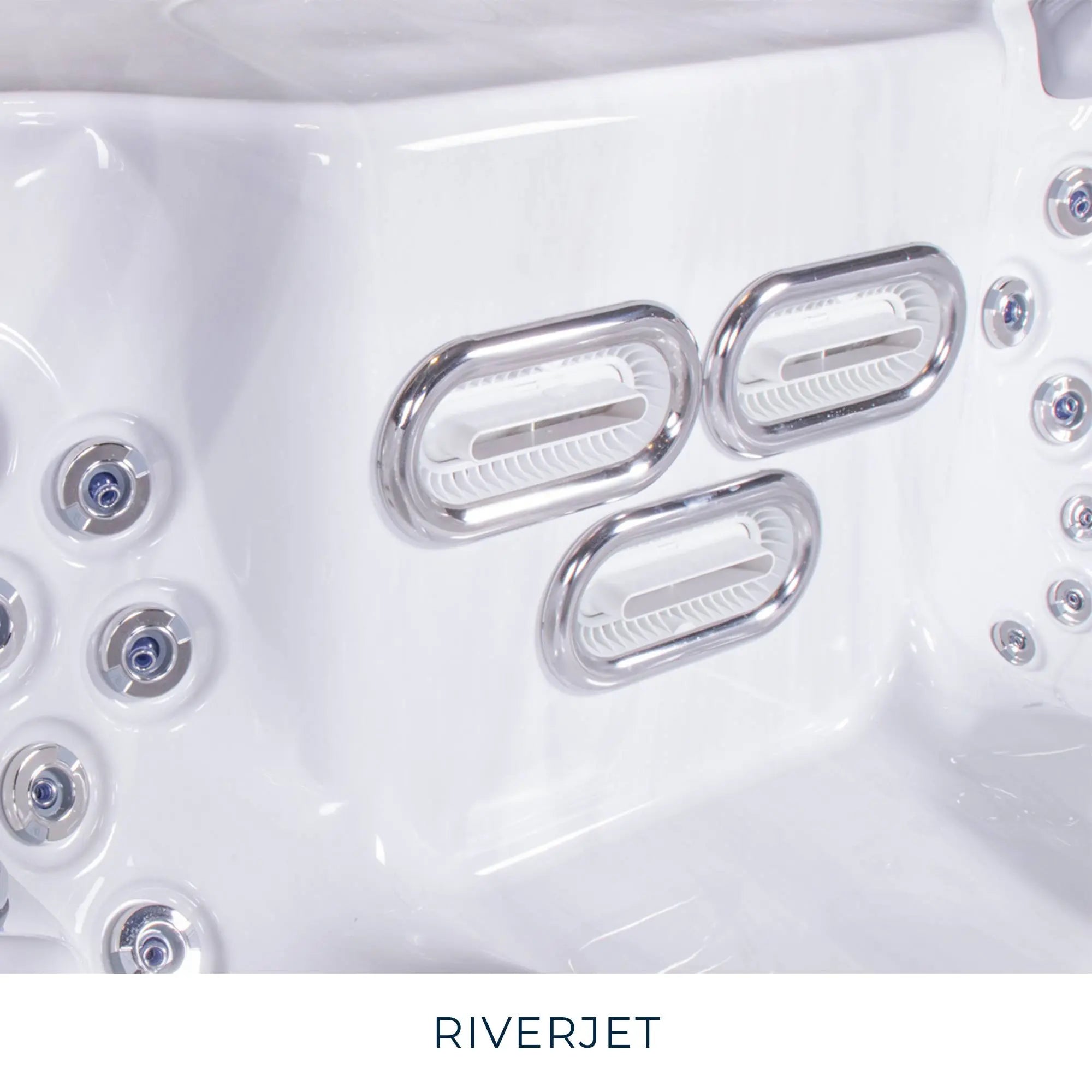 Der Swim Spa „Amazonas Riverjet Life” vereint Fitness und Erholung. Er ist wahlweise mit W-Flow oder Riverjet ausgestattet und ermöglicht so ein effizientes Training. Bei Azura Spa & Living