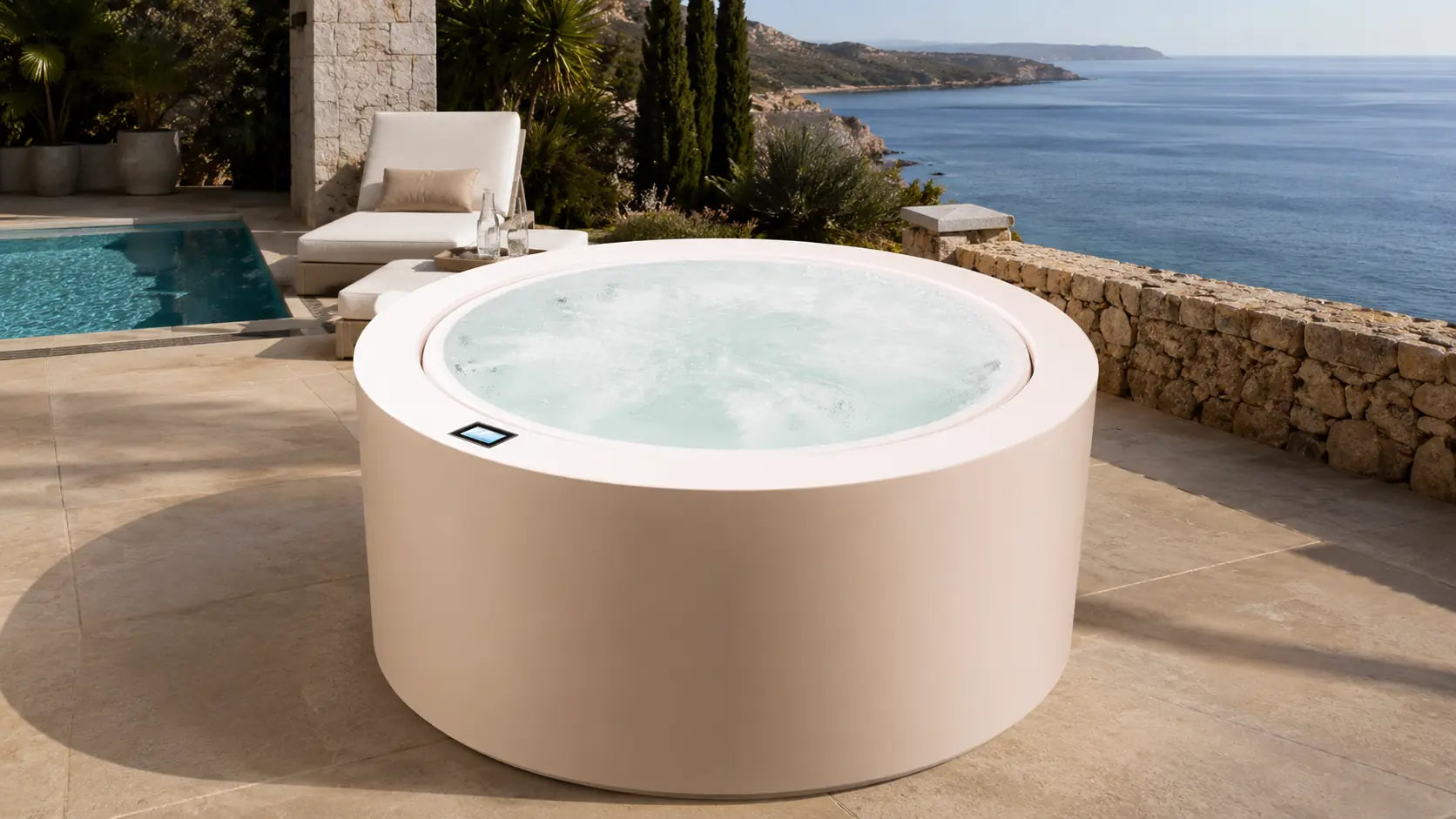 Ein Design Whirlpool soll nicht nur außergewöhnlichen Wellnesskomfort bieten, sondern sich auch harmonisch in hochwertige Außenbereiche einfügen. Genau dafür wurde der Tondo von Paolo Ferralli entwickelt. Seine elegante runde Form, das integrierte Überlaufsystem und die vollständig verbaute Technik machen diesen Outdoor Whirlpool zum stilvollen Mittelpunkt moderner Gärten und exklusiver Terrassen. Der dauerhaft hohe Wasserspiegel sorgt für eine besonders edle Optik und schafft ein Badeerlebnis, bei dem Desi