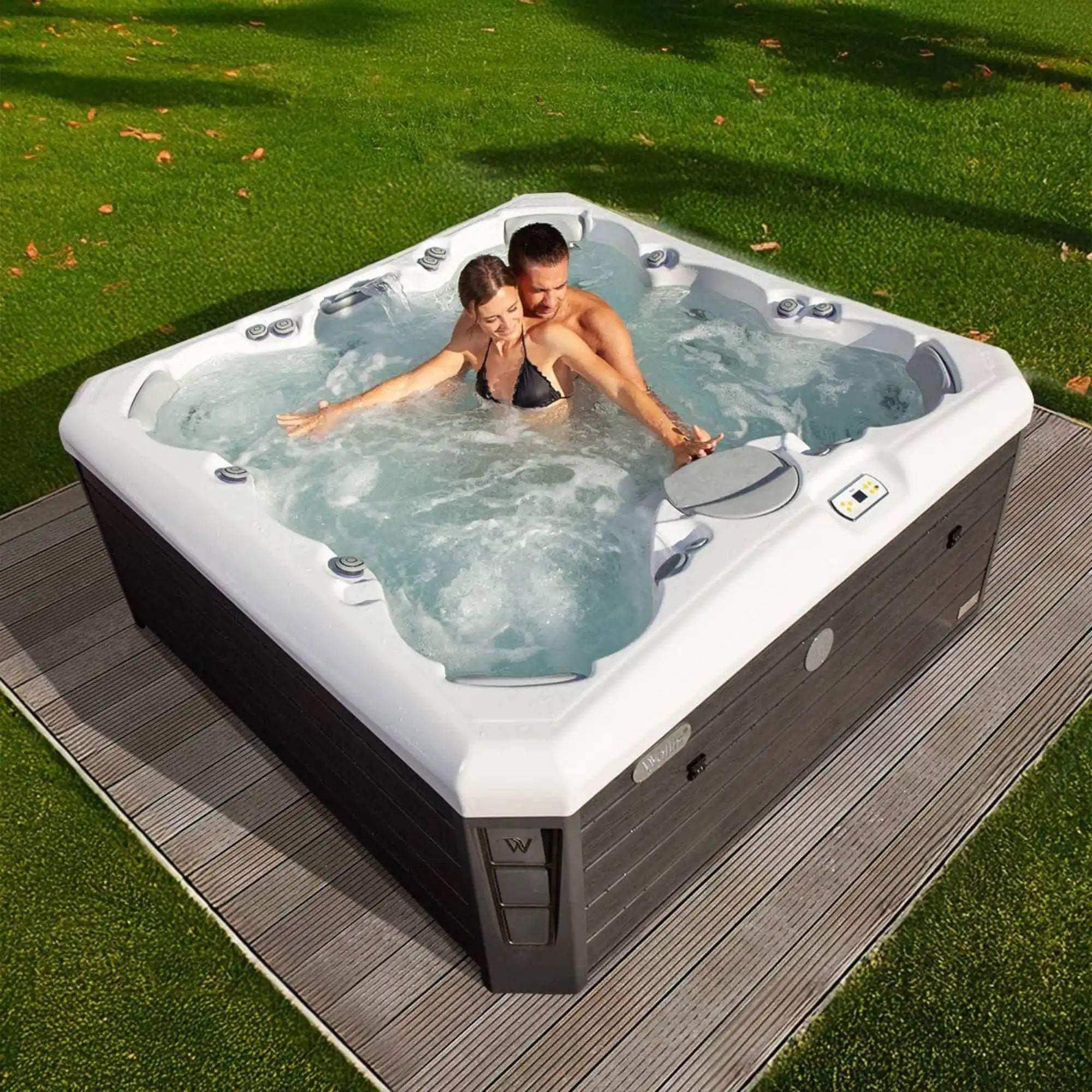 Der Whirlpool Lima Life von Wellis verfügt über sieben Sitze, 44 Düsen, eine 3 kW starke Heizung, ein MyMusic™ 2.0 Soundsystem und WLAN. Er ist ideal für Gruppen und energieeffizient.