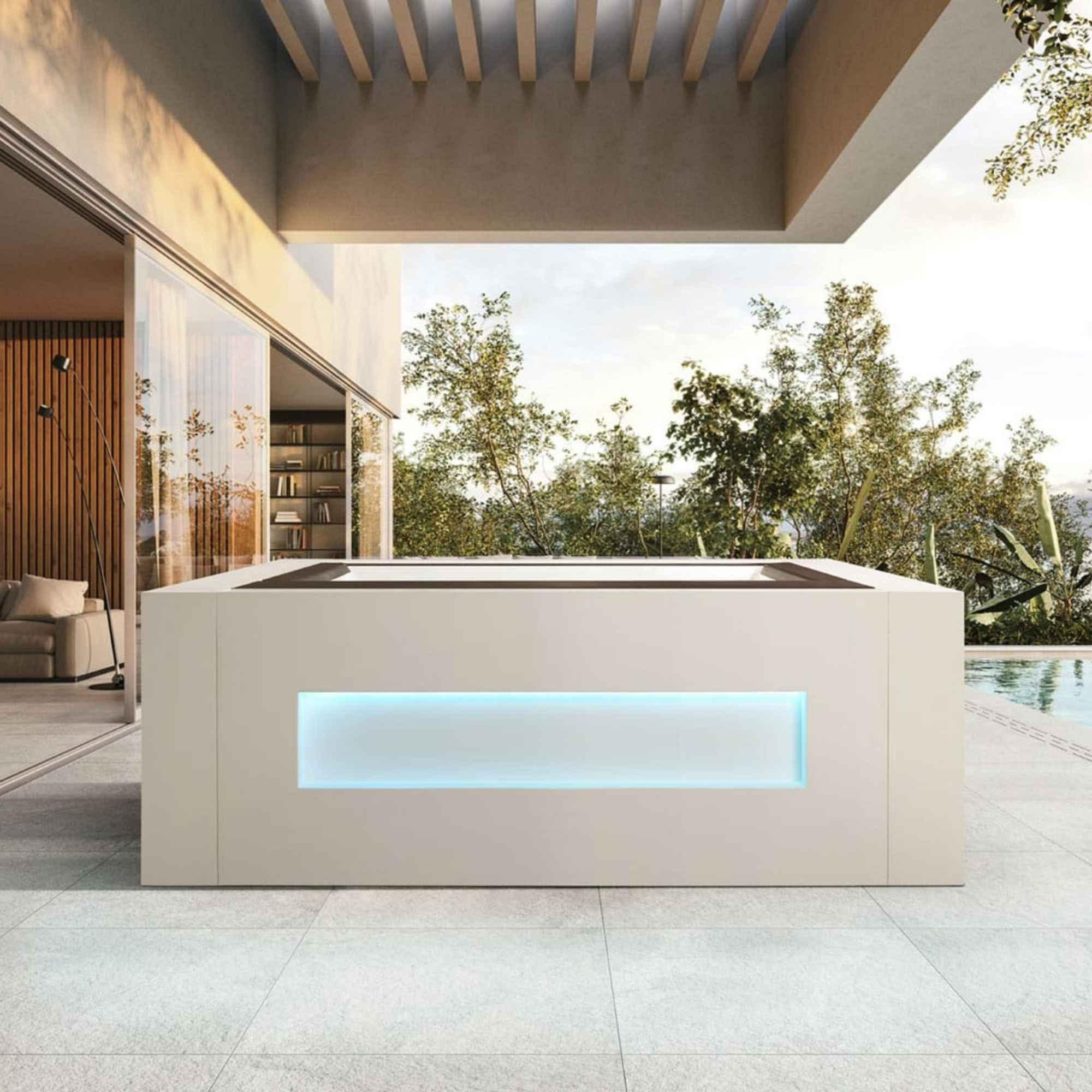 Whirlpool „The Solid“ von Paolo Ferralli mit Champagnerkühler, exklusives Design für den Außenbereich, erhältlich bei AZURA SPA & LIVING.