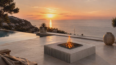 Feuerstelle Linee aus Naturstein auf moderner Terrasse mit Pool