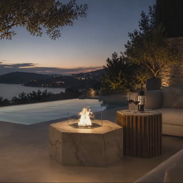 Die Feuerstelle Hexty verbindet sechseckiges Design mit hochwertigen Keramikoberflächen und individuell wählbaren Metallfarben – ideal für exklusive Terrassen, Gärten und Poolbereiche.
