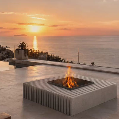 Feuerstelle Linee aus Naturstein auf moderner Terrasse mit Pool