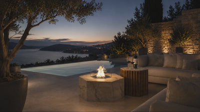 Die Feuerstelle Hexty verbindet sechseckiges Design mit hochwertigen Keramikoberflächen und individuell wählbaren Metallfarben – ideal für exklusive Terrassen, Gärten und Poolbereiche.