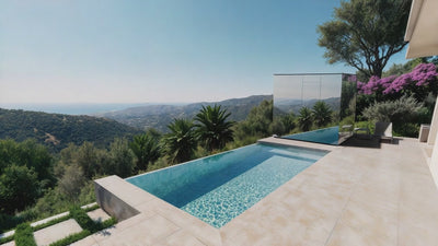 Design-Spiegelsauna mit verspiegeltem Panoramaglas, Sichtschutz, LED-Beleuchtung und Naturholz-Ausstattung – perfekt für den Garten oder die Terrasse auf Mallorca. AZURA SPA & LIVING.